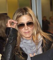 /album/fotogaleria/jennifer-aniston-ray-ban-aviator-sunglasses-brown-rb3025-001-51-jfk1-jpg/